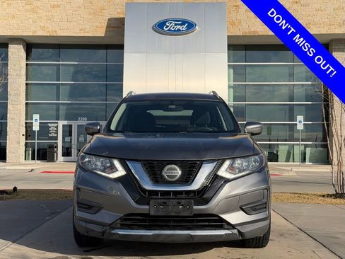 Used 2018 Nissan Rogue SV image 2