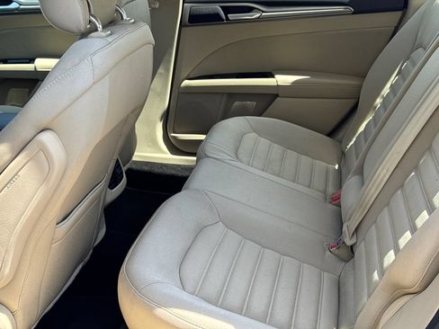 Used 2014 Ford Fusion SE FWD image 22
