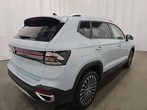 Used 2025 Volkswagen Taos SE image 3