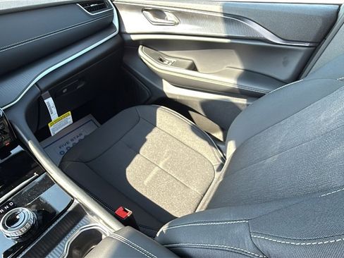 New 2025 Jeep Grand Cherokee Laredo image 14