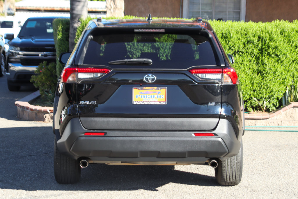 Used 2021 Toyota RAV4 LE FWD image 7