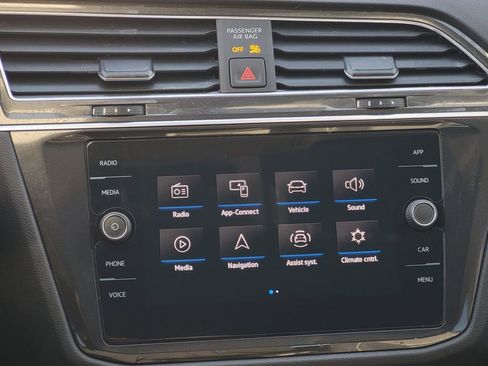 Used 2021 Volkswagen Tiguan SE w/ Panoramic Sunroof Package image 25