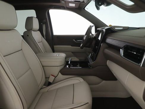 Used 2025 GMC Yukon Denali w/ Sun & Power Step Package image 38