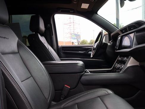 Used 2022 GMC Yukon XL Denali AWD/4WD image 9