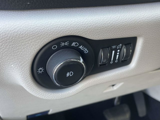 Used 2023 Chrysler Pacifica Touring-L FWD image 19