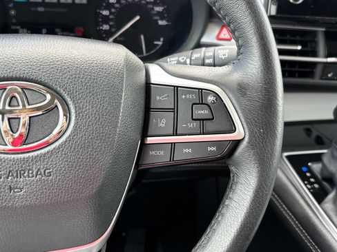 Used 2025 Toyota Sienna XLE FWD image 20