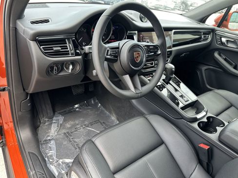 Certified 2025 Porsche Macan AWD/4WD image 4
