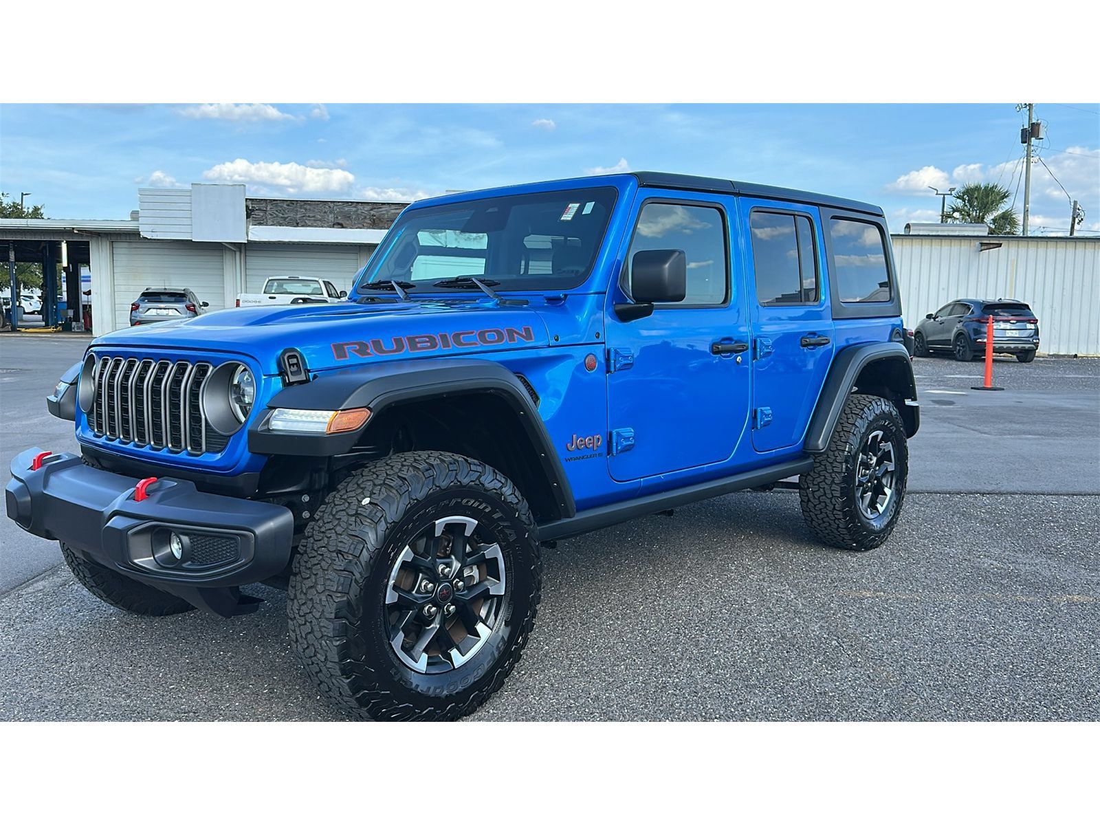 Used 2025 Jeep Wrangler Unlimited Rubicon w/ Convenience Group AWD/4WD image 2