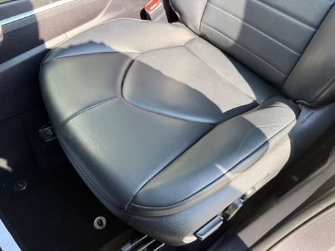 Used 2022 Toyota Highlander XLE FWD image 18