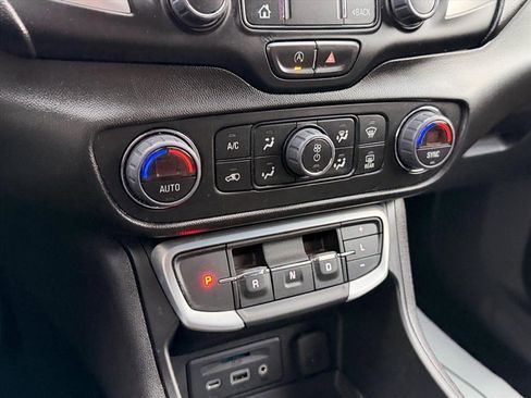 Used 2024 GMC Terrain SLT image 21