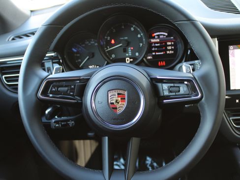 Certified 2025 Porsche Macan image 17