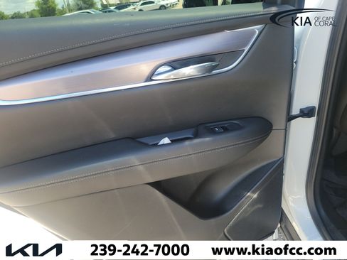 Used 2023 Cadillac XT6 Luxury w/ LPO, Premium Carpet Package FWD image 11
