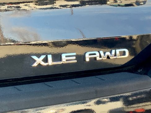 Used 2021 Toyota Highlander XLE image 18