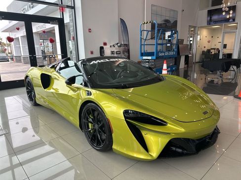 Used 2025 McLaren Artura Spider image 5
