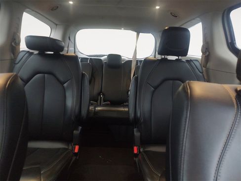 Used 2024 Chrysler Pacifica Touring-L image 13