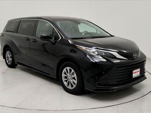 Certified 2026 Toyota Sienna LE AWD/4WD image 1