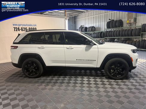 Used 2023 Jeep Grand Cherokee Limited w/ Black Appearance Package AWD/4WD image 4