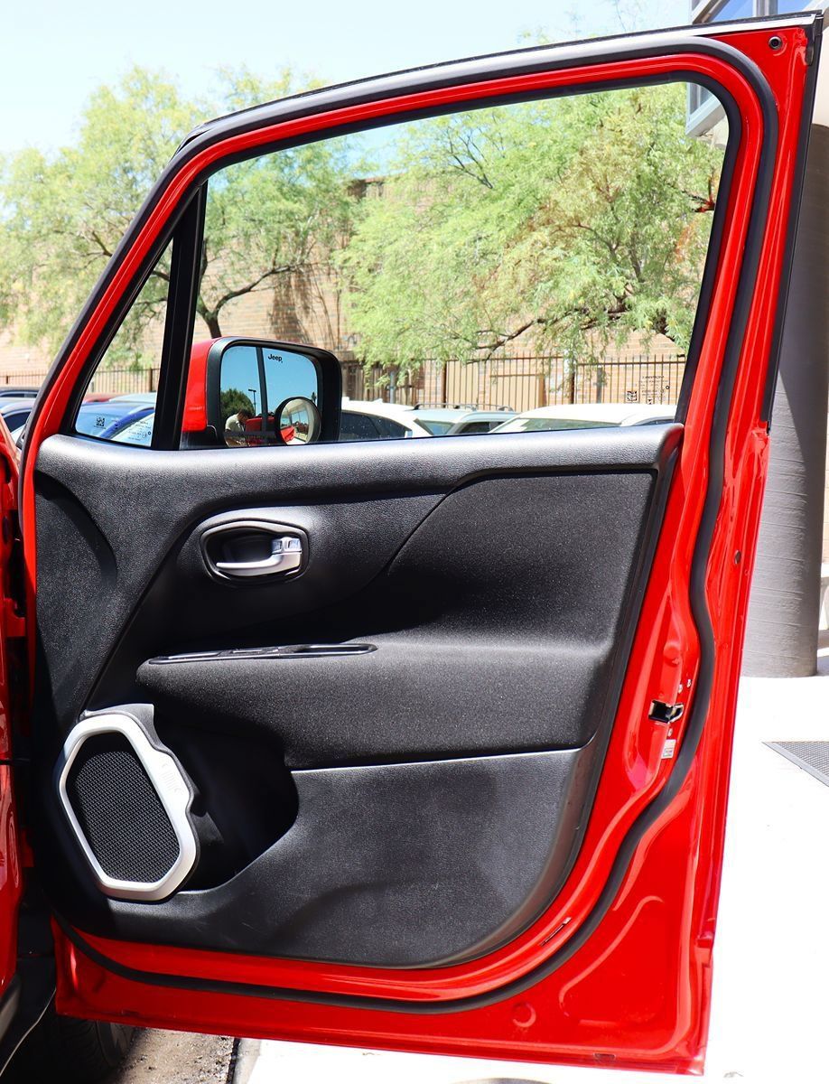 Used 2018 Jeep Renegade Latitude FWD image 33