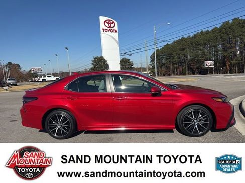 Used 2023 Toyota Camry SE image 2