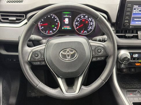 Used 2020 Toyota RAV4 XLE Premium FWD image 17