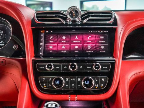 Used 2021 Bentley Bentayga AWD/4WD image 17