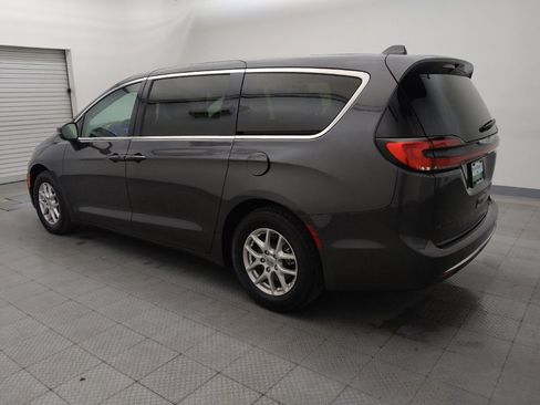 Used 2023 Chrysler Pacifica Touring-L FWD image 3