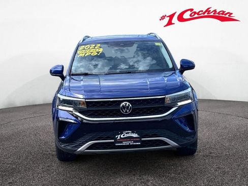 Used 2022 Volkswagen Taos SE w/ Panoramic Sunroof Package FWD image 12