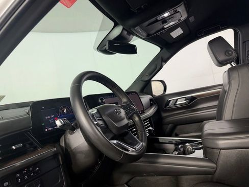 Used 2025 Chevrolet Suburban Z71 AWD/4WD image 19