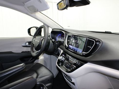 Used 2024 Chrysler Pacifica Touring-L image 34