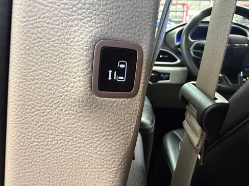 Used 2024 Chrysler Pacifica Touring-L FWD image 42