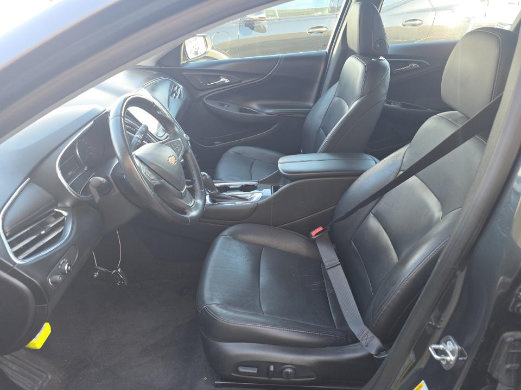 Used 2017 Chevrolet Malibu LT w/ Leather Package FWD image 3
