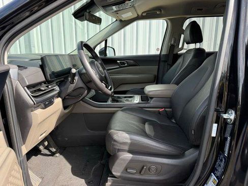 Used 2025 Kia Carnival FWD image 7