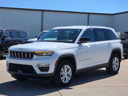 Certified 2023 Jeep Grand Cherokee Limited w/ Trailer Tow Prep Group (B) AWD/4WD image 3