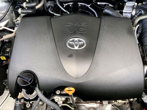 Used 2022 Toyota Highlander XLE AWD/4WD image 32