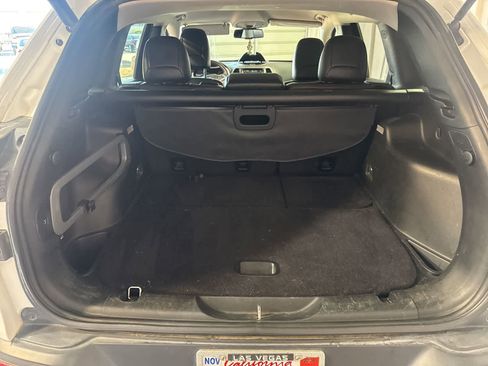 Used 2017 Jeep Cherokee Trailhawk AWD/4WD image 14