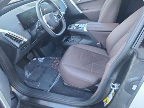 Used 2023 BMW iX xDrive50 image 10