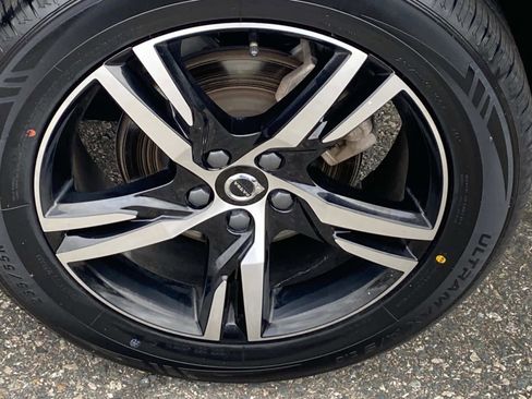 Used 2024 Volvo XC40 B5 Core image 28