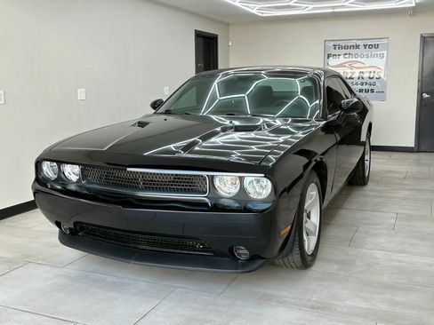 Used 2013 Dodge Challenger SXT RWD image 1