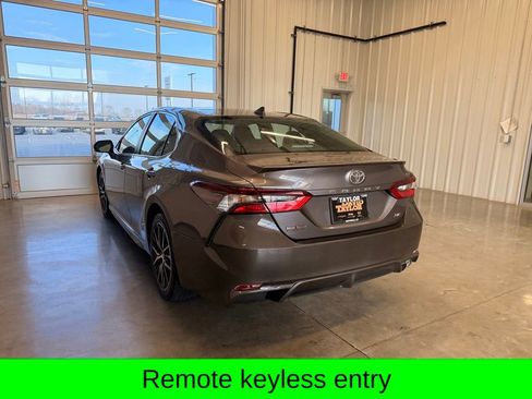 Used 2023 Toyota Camry SE image 4