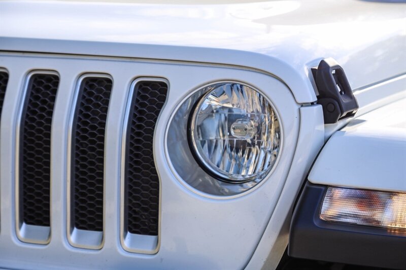 Used 2018 Jeep Wrangler Unlimited Sahara AWD/4WD image 10