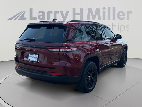 Used 2025 Jeep Grand Cherokee Altitude AWD/4WD image 5