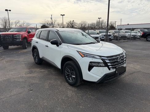 Used 2024 Nissan Rogue S image 1