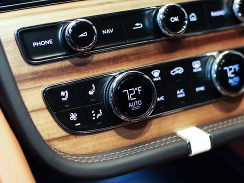 New 2025 Bentley Bentayga image 32