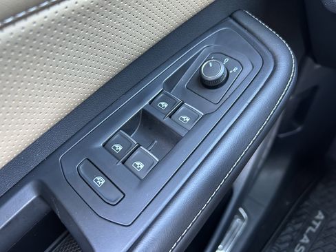 Used 2024 Volkswagen Atlas Cross Sport SE w/ Black Wheel Package image 20