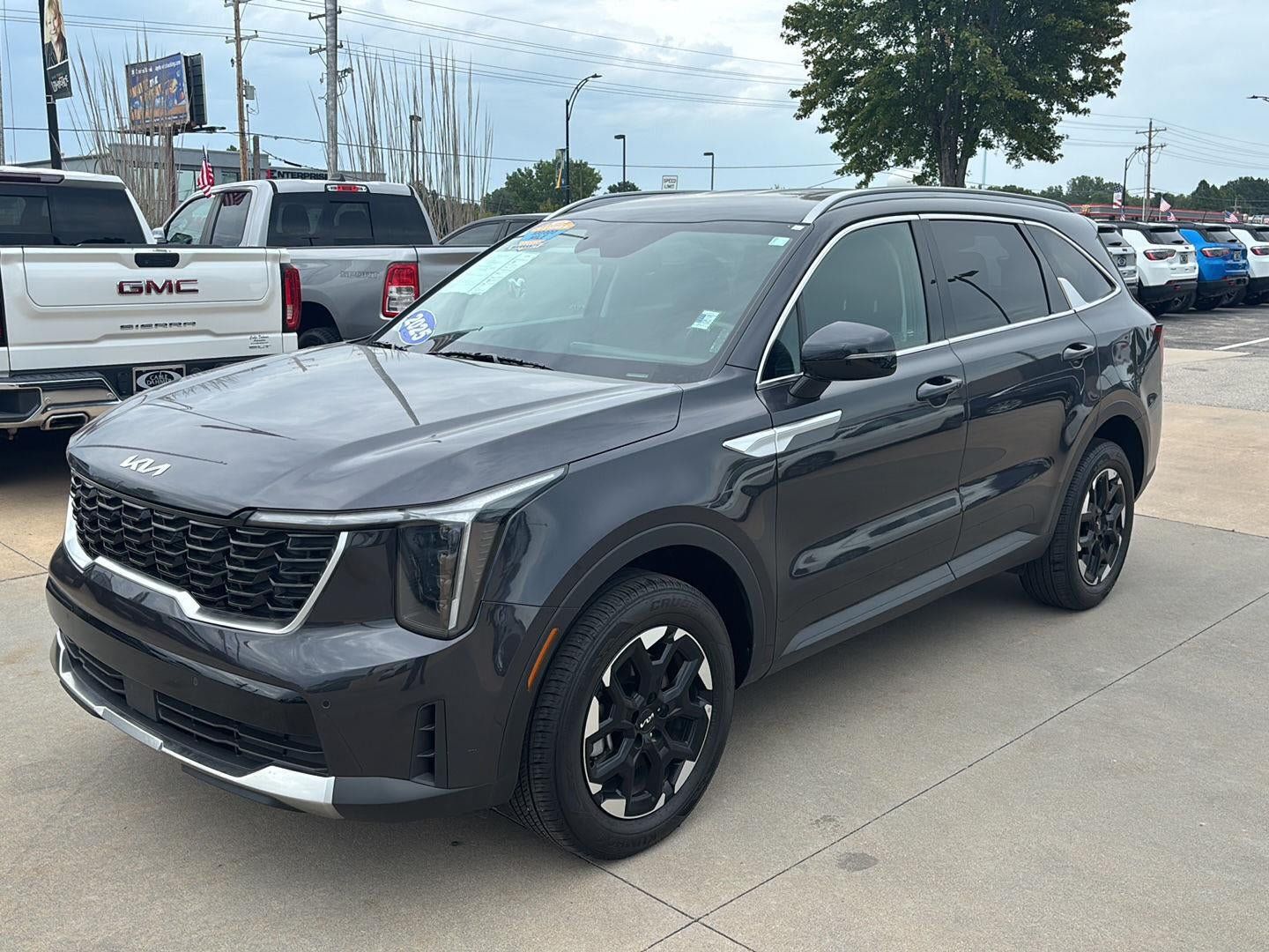 Used 2025 Kia Sorento S AWD/4WD image 3