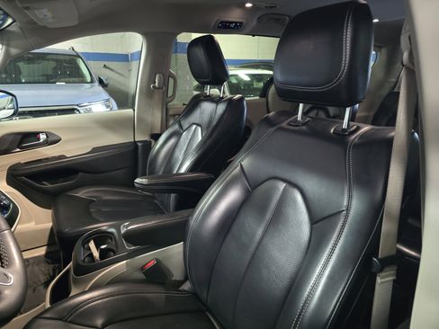 Used 2023 Chrysler Pacifica Touring-L FWD image 17