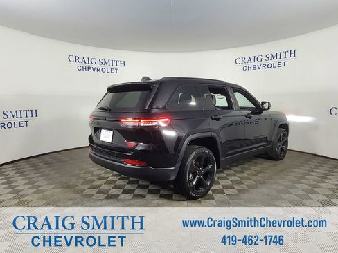 Used 2024 Jeep Grand Cherokee Altitude image 7