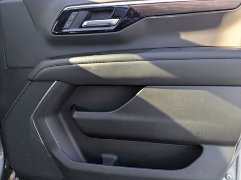 Used 2025 Chevrolet Suburban Z71 image 39