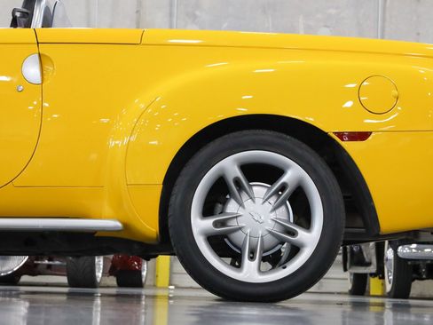 Used 2004 Chevrolet SSR w/ Preferred Equipment Group image 20