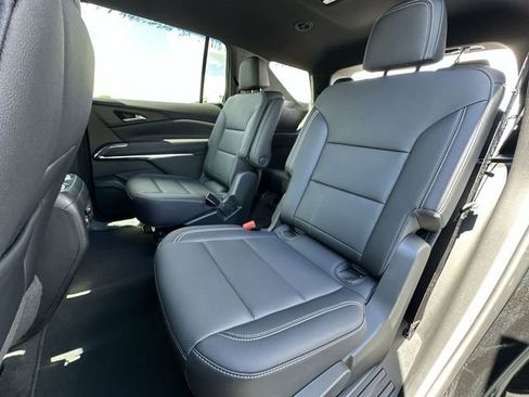 Certified 2025 Chevrolet Traverse LT FWD image 24